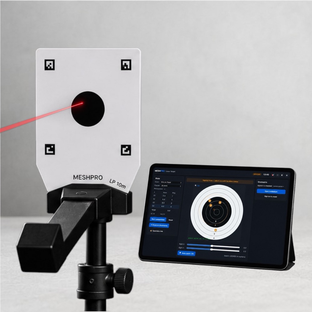 MESHPRO Laser Target auf Stativ, ein roter Laserstrahl trifft die Scheibe, daneben die Anzeige auf dem Tablet
